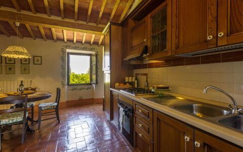 Podere Contignano: Mueble, Piso, Diseño De Interiores, Casa, Cocina, Habitación, Mostrador, Gabinetes, Electrodoméstico, Cocina Y Comedor Mesa