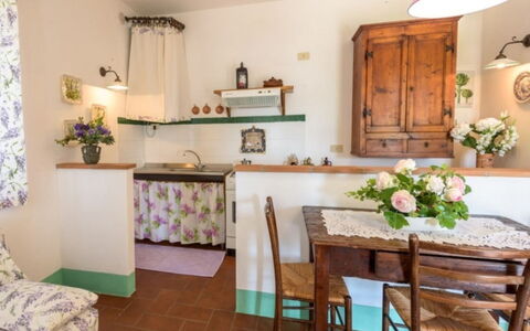 Podere del Mezzadro: Mueble, Diseño De Interiores, Piso, Madera, Habitación, Suelo, Encendiendo, Techo, Mesa, Cocina