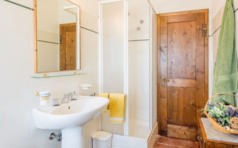 Podere del Mezzadro: Pared, Piso, Suelo, Diseño De Interiores, Baño, Arreglo De Tubería, Lavabo Del Baño, Habitación, Techo, Plomería