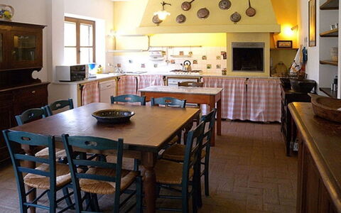 Casale Gioiello: Mueble, Diseño De Interiores, Piso, Madera, Mesa, Habitación, Cocina Y Comedor Mesa, Silla, Cocina, Techo