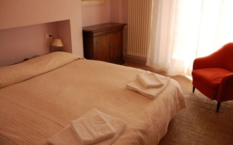 Casale Gioiello: Mueble, Habitación, Sábana, Madera, Cama, Lecho, Suelo, Linos, Diseño De Interiores, Textil