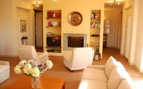 Casale Gioiello: Mueble, Diseño De Interiores, Piso, Suelo, Pared, Sofá, Sala, Habitación, Madera, Techo