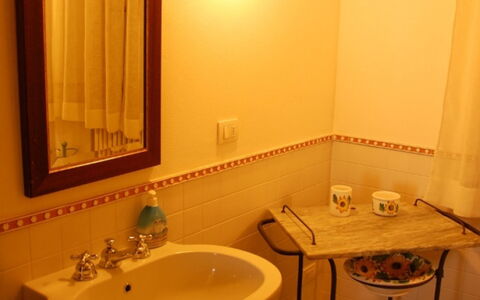 Casale Gioiello: Lavabo Del Baño, Pared, Arreglo De Tubería, Diseño De Interiores, Lavabo, Suelo, Grifo, Baño, Piso, Plomería