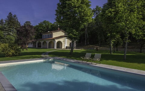 Villa Sara: Piscina, Inmuebles, Sombra, Jardín, Hacienda, Paisajismo, Césped, Casa De Campo, Yarda, Patio Interior