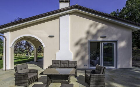 Villa Sara: Casa, Inmuebles, Hormigón, Sombra, Silla, Villa, Estructura Al Aire Libre, Porche, Planta De Casa