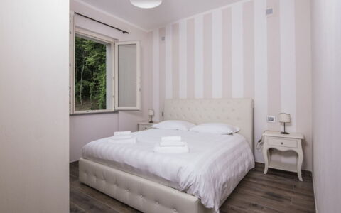 Villa Sara: Diseño De Interiores, Cama, Pared, Mueble, Habitación, Techo, Lecho, Suelo, Casa, Sábana