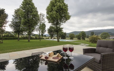 Villa Sara: Mueble, Paisaje, Mueble Para Exteriores, Llanura, Jardín, Mesa Al Aire Libre, Césped, Silla, Paisajismo, Parque