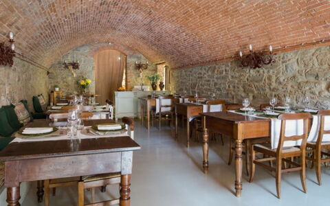 Villa Bel Monte: Mueble, Mesa, Diseño De Interiores, Silla, Cocina Y Comedor Mesa, Vajilla, Restaurante, Techo, Comedor, Vajilla