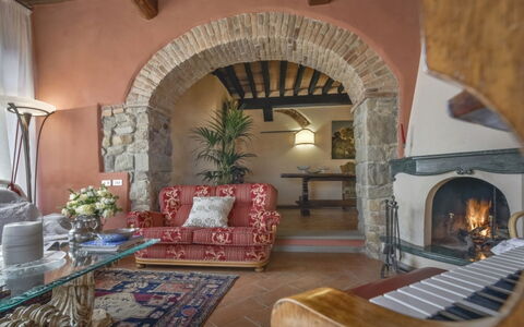 Villa Lucente: Mueble, Pared, Diseño De Interiores, Piso, Encendiendo, Suelo, Silla, Techo, Mesa, Sala