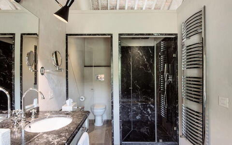 Villa Piuma: Diseño De Interiores, Piso, Suelo, Arreglo De Tubería, Techo, Baño, Plomería, Departamento