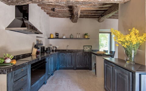 Villa Piuma: Cocina, Mostrador, Diseño De Interiores, Piso, Madera, Mueble, Gabinetes, Aparato De Cocina, Suelo, Casa