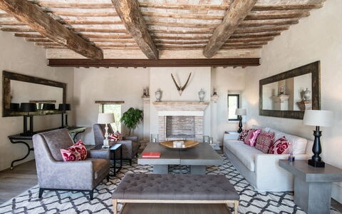 Villa Piuma: Mueble, Piso, Diseño De Interiores, Sofá, Suelo, Sala, Madera, Mesa, Techo, Casa