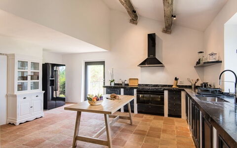 Villa Ugo: Cocina, Mueble, Mostrador, Piso, Diseño De Interiores, Aparato De Cocina, Madera, Gabinetes, Estufa De Cocina, Suelo