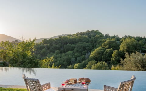 Villa Ugo: Paisaje Natural, Colina, Hill Station, Cordillera, Mueble Para Exteriores, Jardín, Silla, Eco Hotel, Valle, Paisajismo