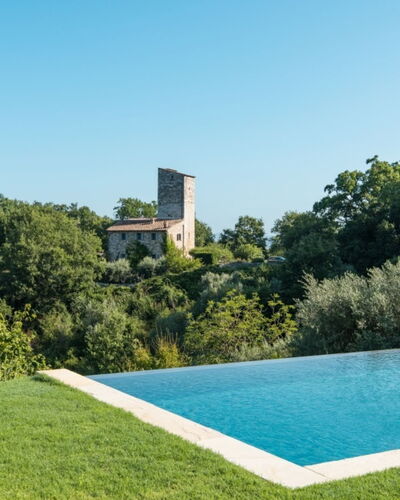 Villa Ugo: Piscina, Arbusto, El Terreno Del Lote, Jardín, Paisajismo, Césped, Inmuebles, Fuente De Agua, Sombra, Yarda