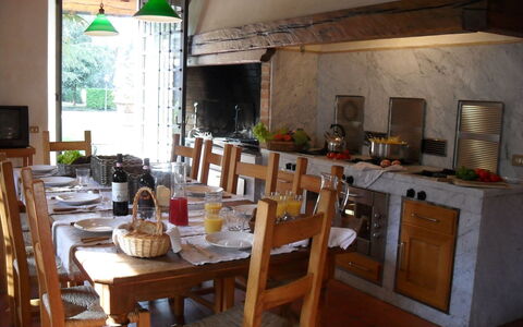 Villa Antonella: Mueble, Madera, Cocina, Diseño De Interiores, Cocina Y Comedor Mesa, Mesa, Piso, Mostrador, Silla, Techo