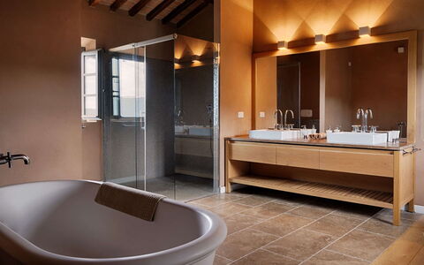 Villa Collinette: Arreglo De Tubería, Diseño De Interiores, Piso, Baño, Grifo, Lavabo, Plomería, Mueble, Lavabo Del Baño, Encendiendo