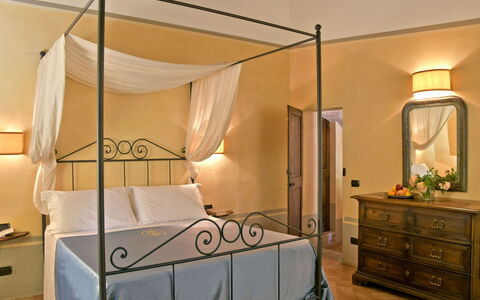 Villa Asia: Mueble, Diseño De Interiores, Cama, Pared, Habitación, Suelo, Piso, Techo, Habitación, Lecho