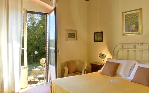 Villa Anima: Pared, Mueble, Habitación, Cama, Diseño De Interiores, Sábana, Lecho, Marco De La Cama, Casa, Piso