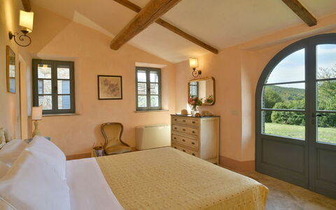 Villa Ginevra: Pared, Habitación, Mueble, Cama, Casa, Diseño De Interiores, Marco De La Cama, Casa, Lecho, Sábana