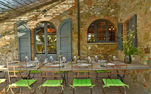 Villa Ginevra: Mueble, Silla, Pared, Mesa, Cocina Y Comedor Mesa, Madera, Diseño De Interiores, Mueble Para Exteriores, Comedor, Mesa Al Aire Libre