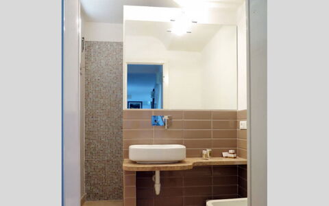 Terrazza Dell'Elba: Pared, Baño, Piso, Diseño De Interiores, Arreglo De Tubería, Suelo, Lavabo Del Baño, Plomería, Espejo, Lavabo