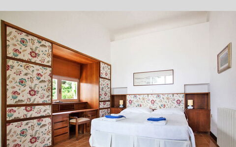 Terrazza Dell'Elba: Diseño De Interiores, Piso, Suelo, Mueble, Habitación, Habitación, Techo, Cama, Departamento, Sábana