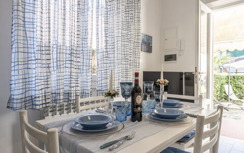 Casa Liliana Ac, Wifi, Forte Dei Marmi: Mueble, Diseño De Interiores, Textil, Mesa, Silla, Comedor, Piso, Cocina Y Comedor Mesa, Linos, Habitación