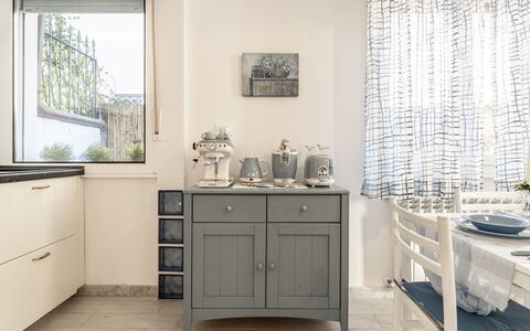 Casa Liliana Ac, Wifi, Forte Dei Marmi: Mueble, Gabinetes, Diseño De Interiores, Cocina, Piso, Cajón, Alacena, Mostrador, Suelo, Silla