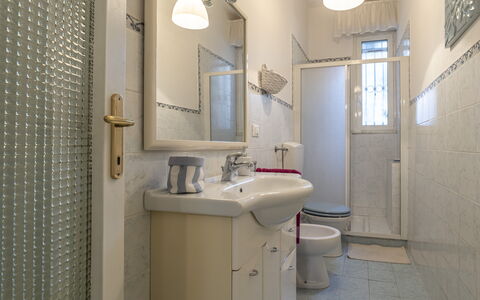 Casa Liliana Ac, Wifi, Forte Dei Marmi: Arreglo De Tubería, Baño, Lavabo Del Baño, Piso, Suelo, Diseño De Interiores, Lavabo, Baño, Grifo, Plomería