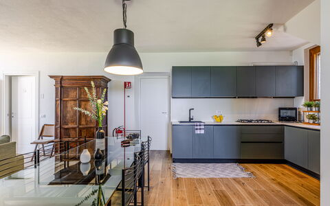 Poggio Padule: Mueble, Diseño De Interiores, Piso, Suelo, Madera, Techo, Suelos De Madera, Cocina, Gabinetes, Lámpara