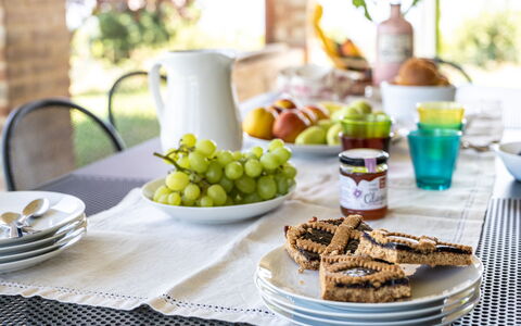 Il Pino Apartment: Comida, Vajilla, Utensilios Para Servir, Mesa, Drinkware, Vajilla, Mueble, Ingrediente, Fruta, Plato