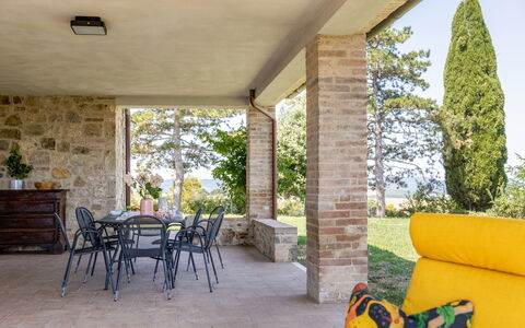 Il Pino Apartment: Mueble, Silla, Mueble Para Exteriores, Sombra, Sofá, Manchas De Madera, Porche, Sala, Paisajismo