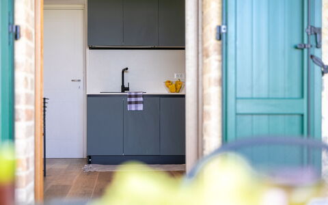 Il Pino Apartment: Madera, Cocina, Diseño De Interiores, Piso, Mostrador, Mueble, Suelo, Gabinetes, Casa, Aparato De Cocina