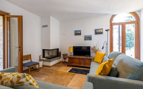 Il Pino Apartment: Mueble, Diseño De Interiores, Piso, Suelo, Pared, Madera, Sofá, Habitación, Sala, Techo