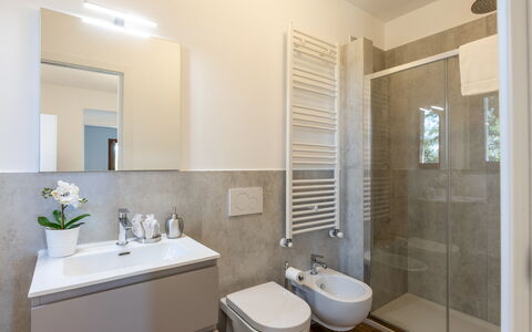 Il Pino Apartment: Piso, Suelo, Diseño De Interiores, Baño, Arreglo De Tubería, Lavabo, Techo, Grifo, Plomería, Habitación