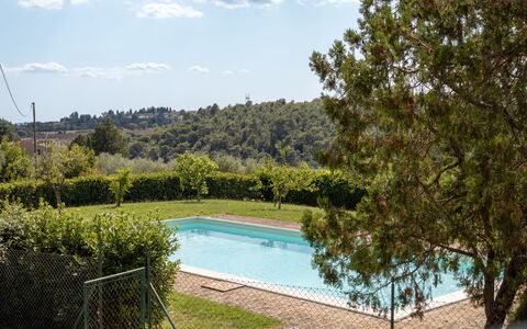 Il Pino Apartment: Piscina, Recurso, Sombra, Jardín, Mueble Para Exteriores, Eco Hotel, Paisajismo, Patio Interior, Hacienda, Thermae