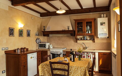 La Pergola: Mueble, Cocina, Diseño De Interiores, Mostrador, Piso, Aparato De Cocina, Gabinetes, Madera, Electrodoméstico, Techo