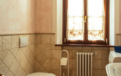 La Pergola: Piso, Pared, Arreglo De Tubería, Suelo, Baño, Diseño De Interiores, Grifo, Lavabo, Plomería, Lavabo Del Baño