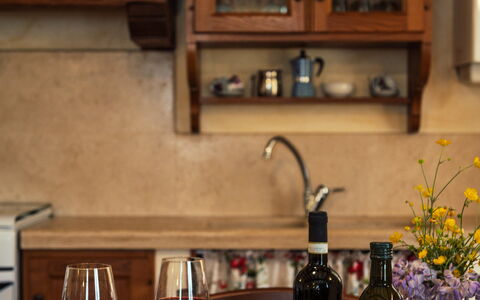 La Pergola: Botella, Mueble, Vajilla, Mostrador, Diseño De Interiores, Botella De Vino, Mesa, Botella De Vidrio, Comida