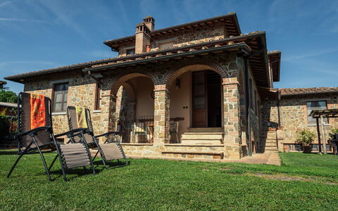 La Limonaia: Arquitectura, Casa, Puerta, Techo, Casa, Cabaña, Inmuebles, Columna, Casa De Campo, Porche