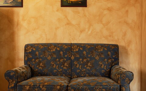 La Limonaia: Mueble, Marrón, Piso, Suelo, Diseño De Interiores, Sofá, Sala, Yeso, Manchas De Madera