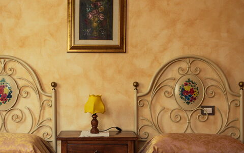 La Limonaia: Mueble, Pared, Habitación, Cama, Madera, Diseño De Interiores, Sábana, Lecho, Suelo, Piso