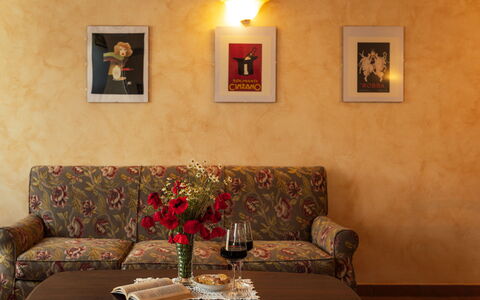 Il Roseto: Pared, Mueble, Diseño De Interiores, Amarillo, Marrón, Marco, Naranja, Sofá, Habitación, Sala