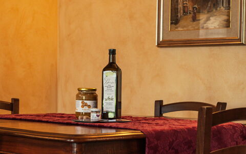 Il Roseto: Mueble, Diseño De Interiores, Piso, Mesa, Suelo, Marrón, Cocina Y Comedor Mesa, Silla, Comedor, Habitación