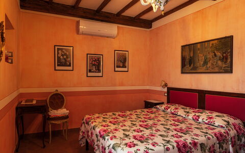 Il Roseto: Pared, Diseño De Interiores, Mueble, Habitación, Habitación, Sábana, Cama, Marco De La Cama, Techo, Marco