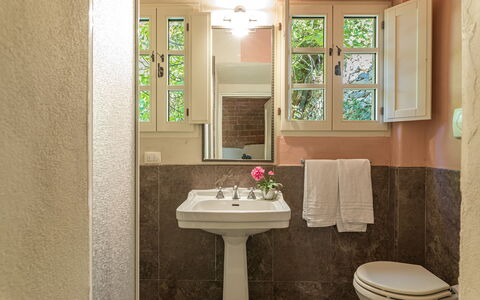 Villa Linchiano: Lavabo Del Baño, Baño, Lavabo, Arreglo De Tubería, Diseño De Interiores, Pared, Grifo, Piso, Suelo, Casa