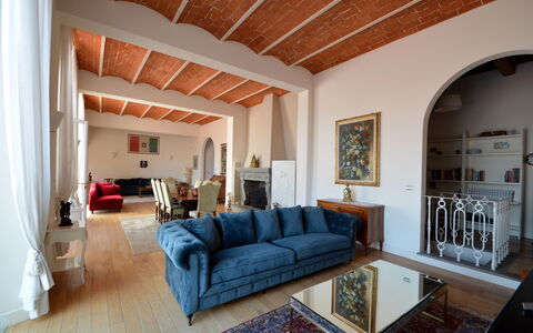 Villa Yvonne: Mueble, Diseño De Interiores, Piso, Sofá, Madera, Suelo, Habitación, Techo, Sala, Encendiendo