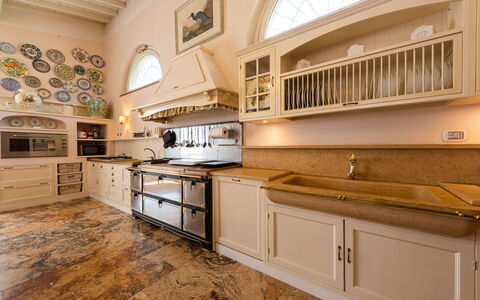 Villa Yvonne: Cocina, Mostrador, Diseño De Interiores, Mueble, Gabinetes, Piso, Madera, Aparato De Cocina, Estufa De Cocina, Techo