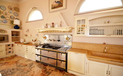 Villa Yvonne: Cocina, Diseño De Interiores, Mostrador, Madera, Mueble, Gabinetes, Piso, Aparato De Cocina, Estufa De Cocina, Encendiendo